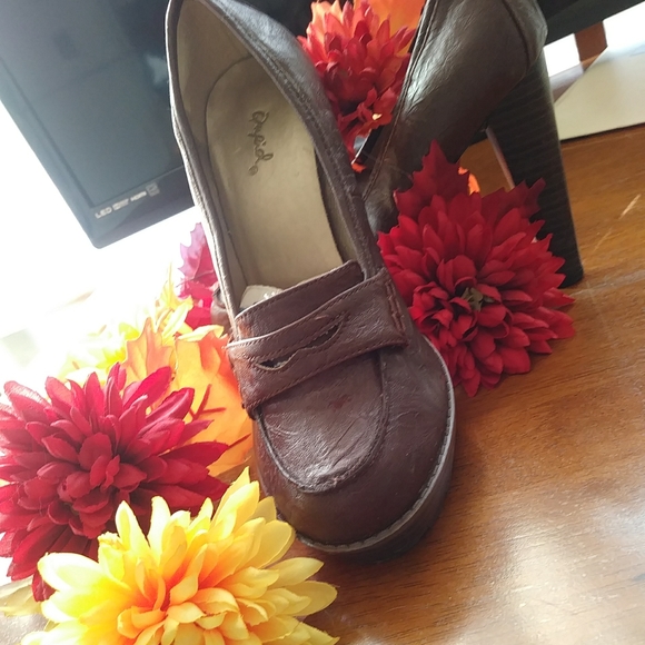 Shoes - Picture 2 of 5